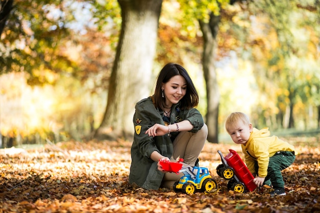 Madre e hijo en el parque de otoño