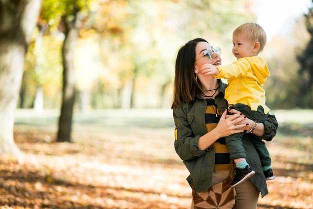 Madre e hijo en el parque de otoño