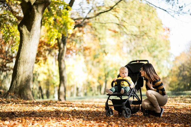 Madre e hijo en el parque de otoño