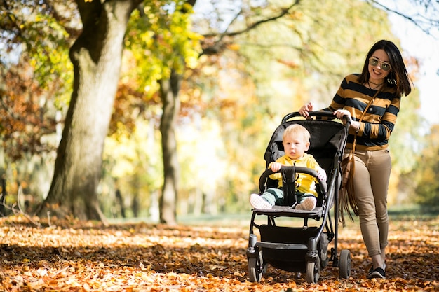 Madre e hijo en el parque de otoño