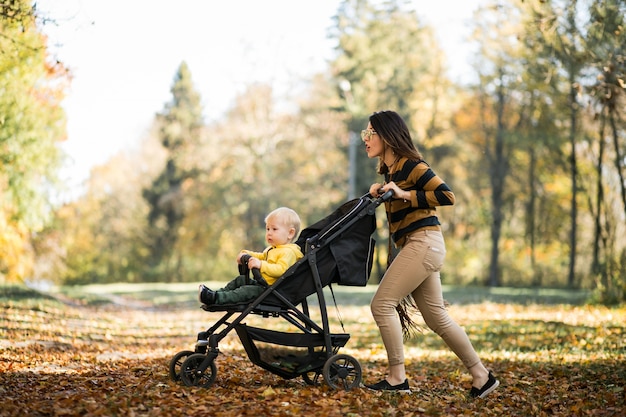 Madre e hijo en el parque de otoño