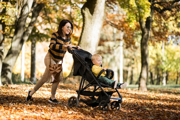 Madre e hijo en el parque de otoño