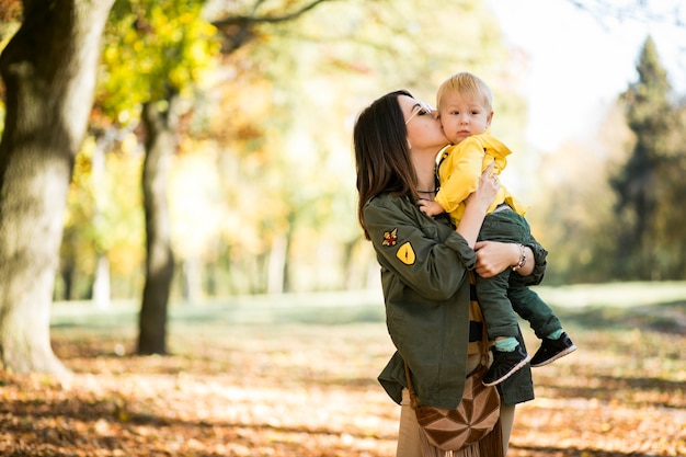 Madre e hijo en el parque de otoño