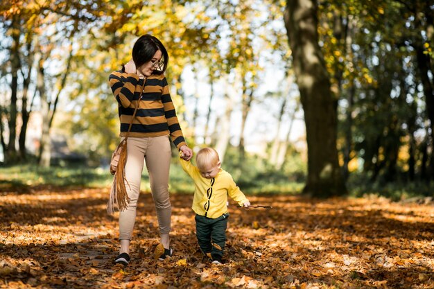 Madre e hijo en el parque de otoño