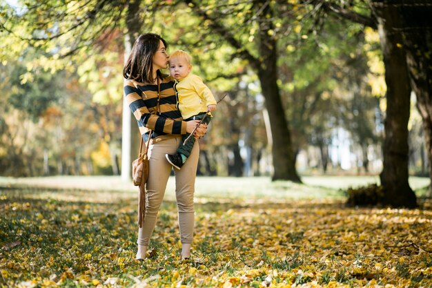 Madre e hijo en el parque de otoño