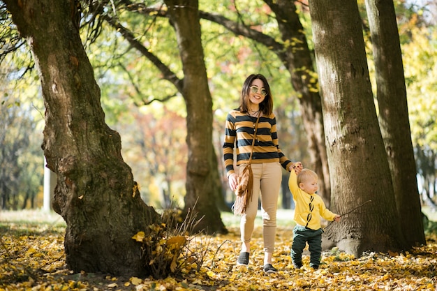 Madre e hijo en el parque de otoño