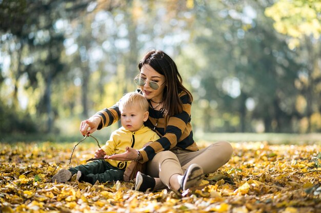 Madre e hijo en el parque de otoño