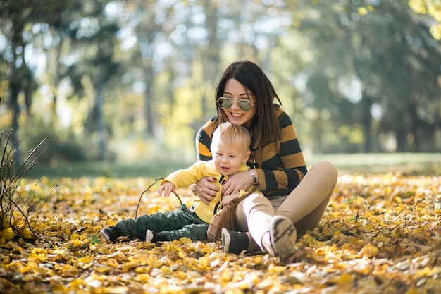 Madre e hijo en el parque de otoño