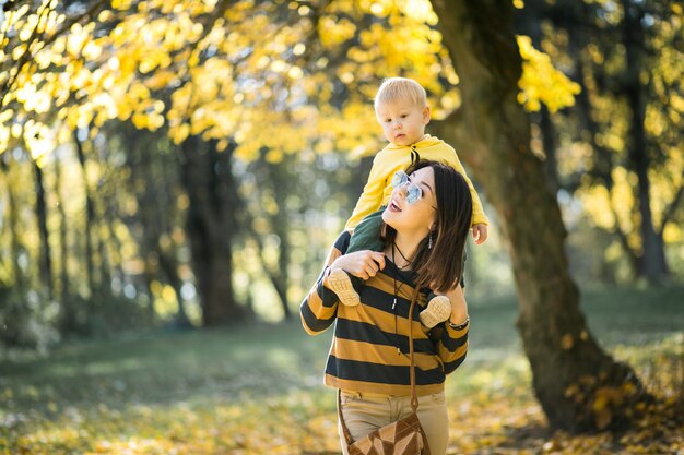 Madre e hijo en el parque de otoño