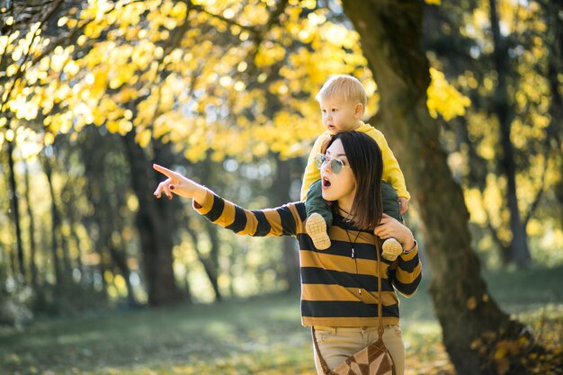 Madre e hijo en el parque de otoño