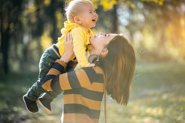 Madre e hijo en el parque de otoño