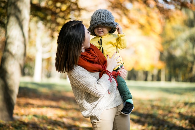 Madre e hijo en el parque de otoño