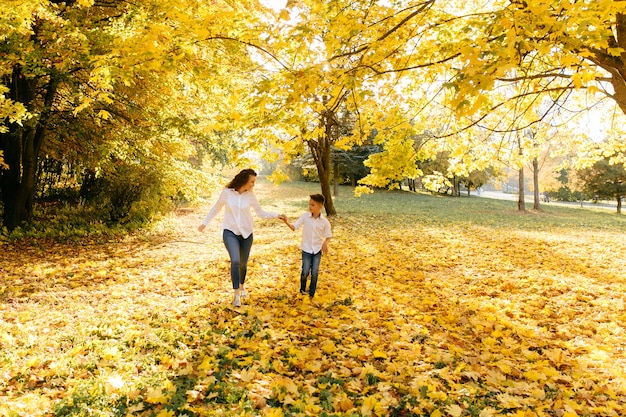 Madre e hijo pasan tiempo al aire libre en el parque