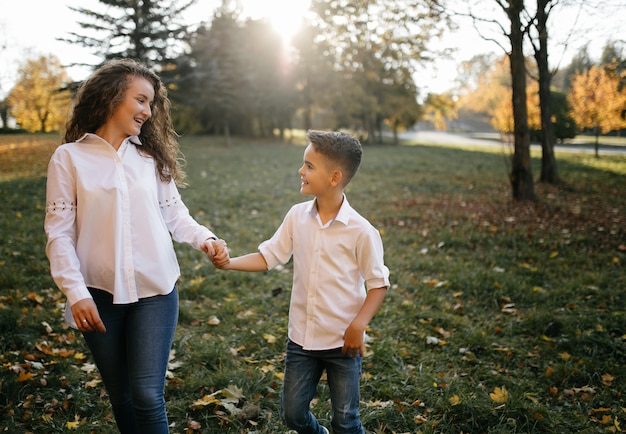 Madre e hijo pasan tiempo al aire libre en el parque