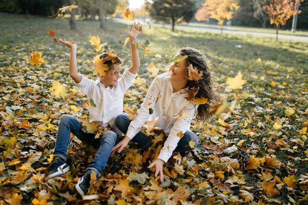 Madre e hijo pasan tiempo al aire libre en el parque