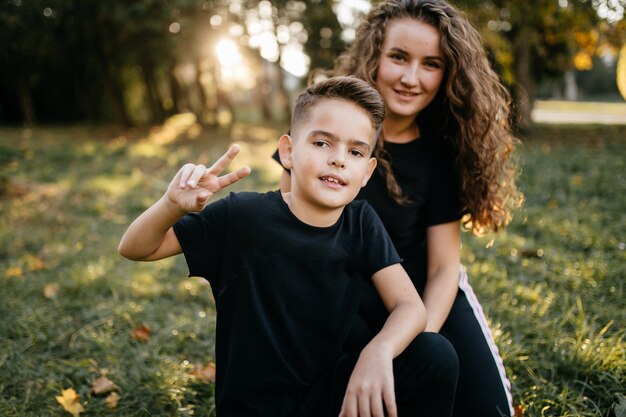 Madre e hijo pasan tiempo al aire libre en el parque