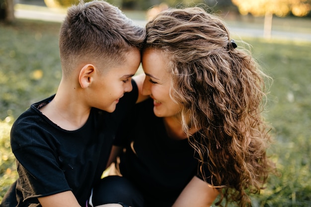 Madre e hijo pasan tiempo al aire libre en el parque