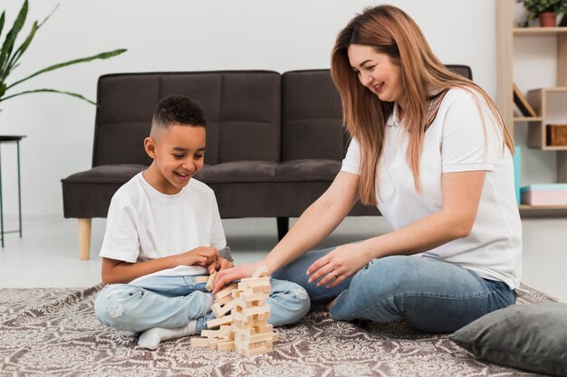 Madre e hijo pasan tiempo juntos en casa