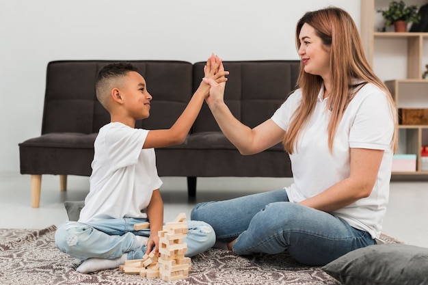 Madre e hijo pasan tiempo juntos en el interior