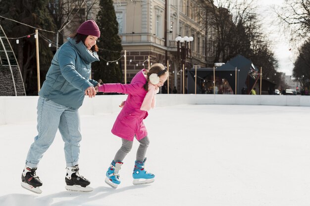 Madre e hijo, patinaje sobre hielo