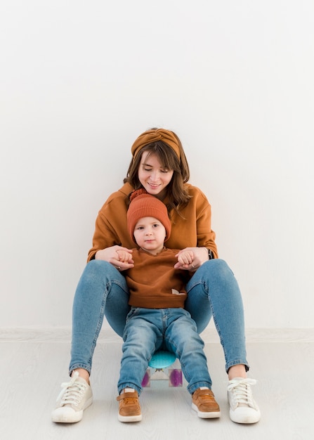 Madre e hijo en patineta