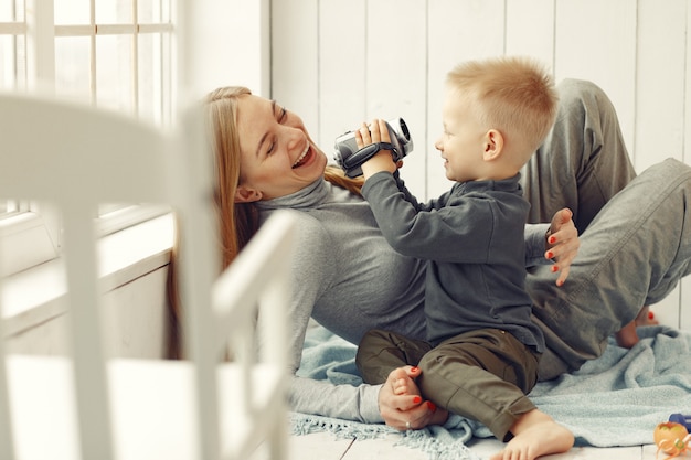 Madre e hijo pequeño jugando en casa