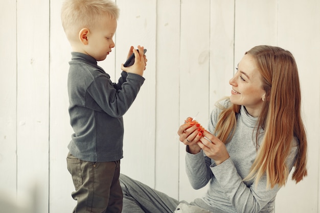 Madre e hijo pequeño jugando en casa