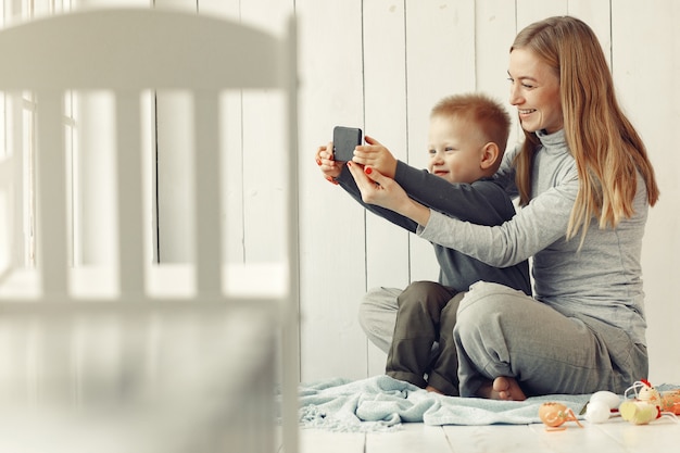 Madre e hijo pequeño jugando en casa