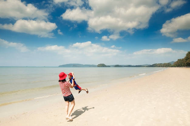 Una madre e hijo en playa al aire libre Mar y cielo azul