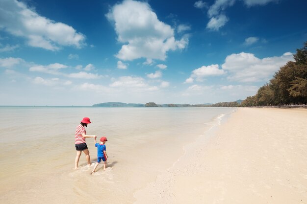 Una madre e hijo en playa al aire libre Mar y cielo azul