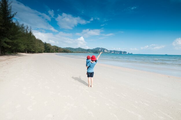 Una madre e hijo en playa al aire libre Mar y cielo azul