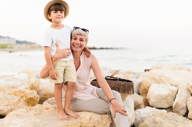 Madre e hijo posando en rocas