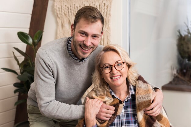 Madre e hijo posando y sonriendo