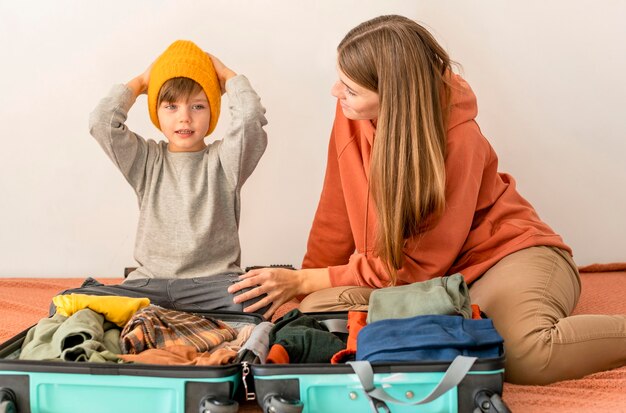 Madre e hijo preparando equipaje para viajar