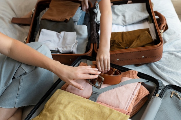 Madre e hijo preparando una maleta para sus vacaciones