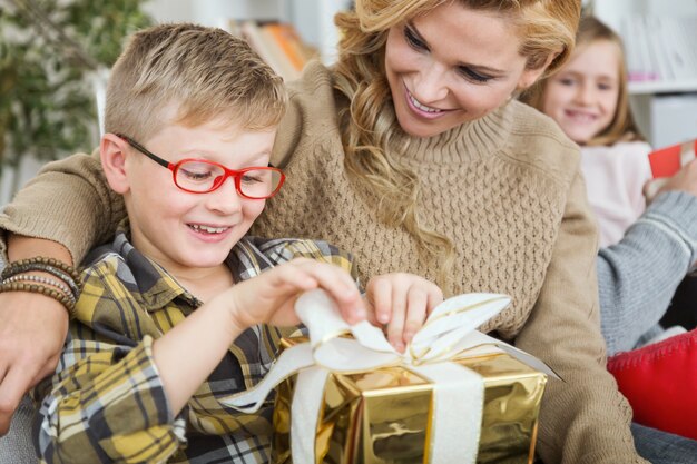 Madre e hijo con un regalo dorado