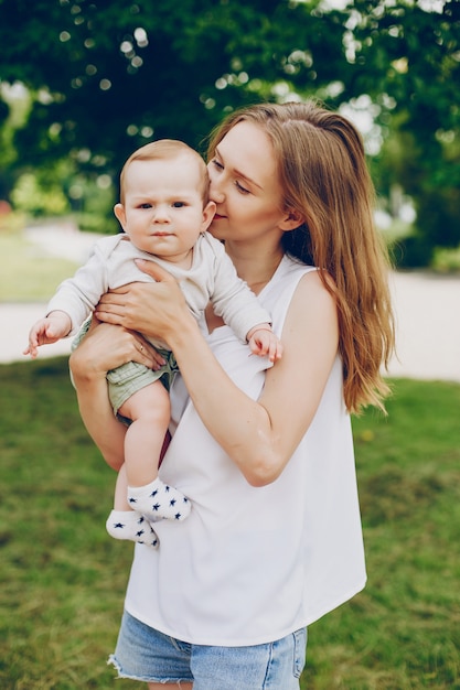 Foto gratuita madre e hijo se relajan en el parque.