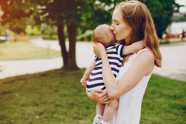 Foto gratuita madre e hijo se relajan en el parque.