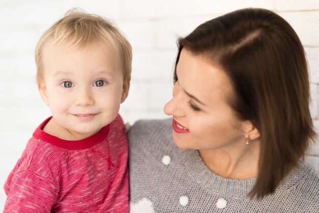 Madre e hijo sonriendo