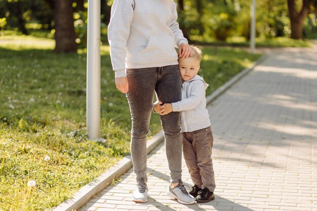 Madre e hijo tienen actividades juntos en vacaciones