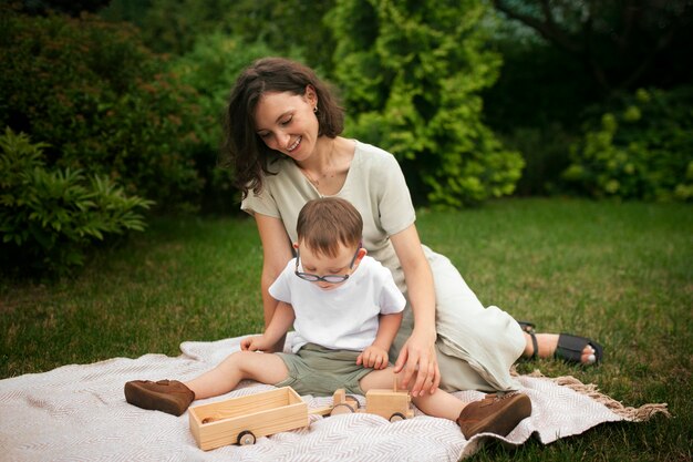 Madre e hijo de tiro completo al aire libre