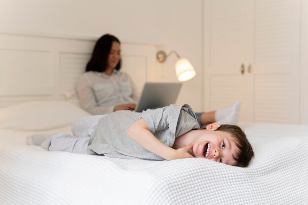 Madre e hijo de tiro completo en la cama