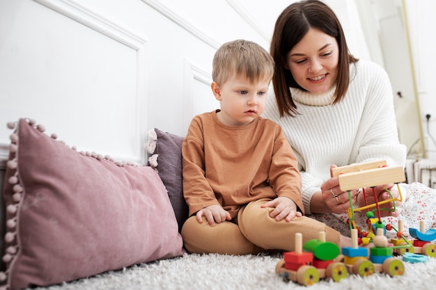 Madre e hijo de tiro completo jugando juegos