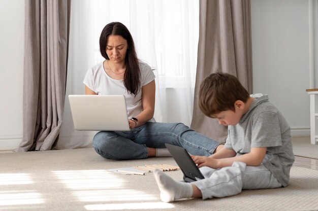 Madre e hijo de tiro completo en el piso