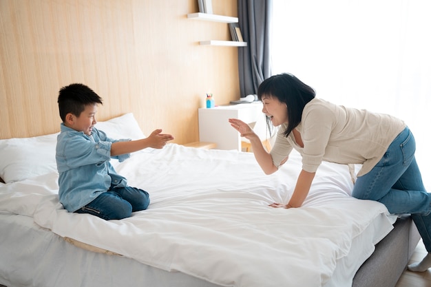 Foto gratuita madre e hijo de tiro medio jugando