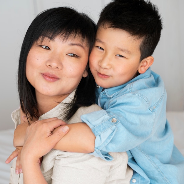 Madre e hijo de tiro medio posando