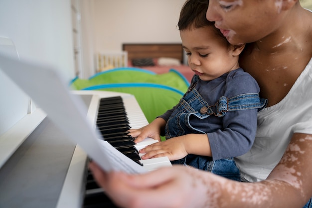 Madre e hijo tocando el piano