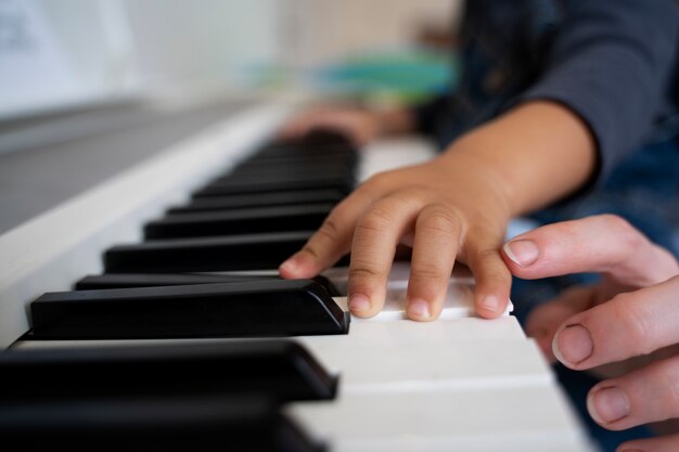 Madre e hijo tocando el piano