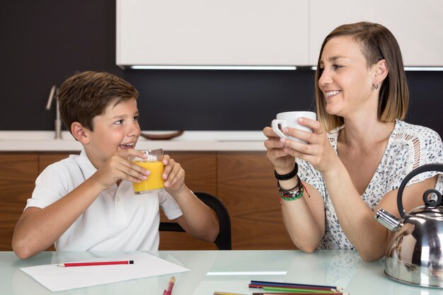 Madre e hijo tomando un aperitivo juntos