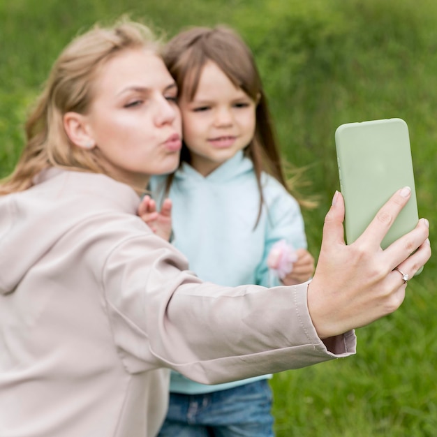 Foto gratuita madre e hijo tomando una selfie